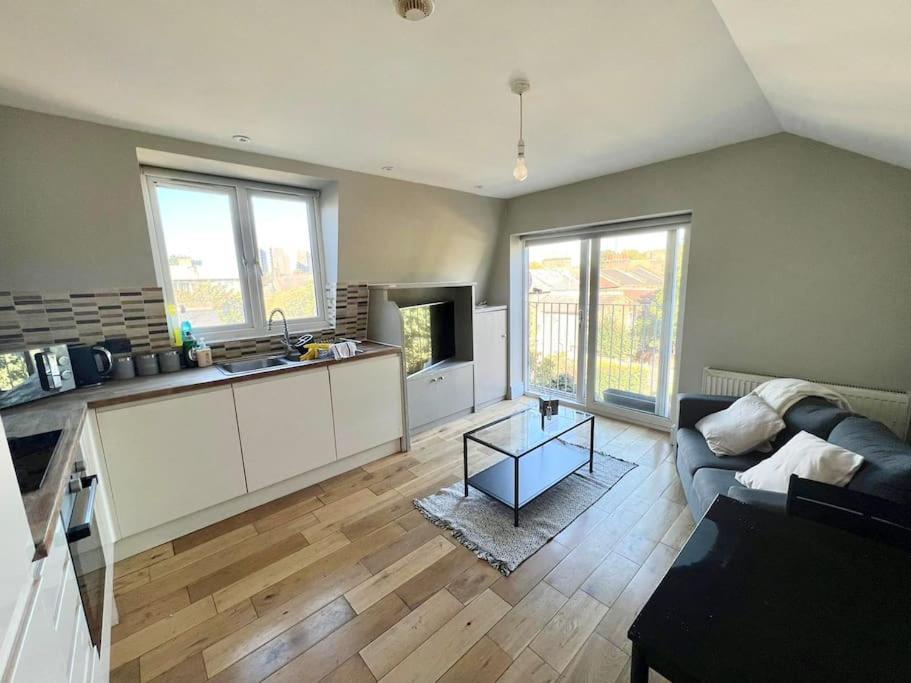 Lovely Two Bed Flat Londra Esterno foto