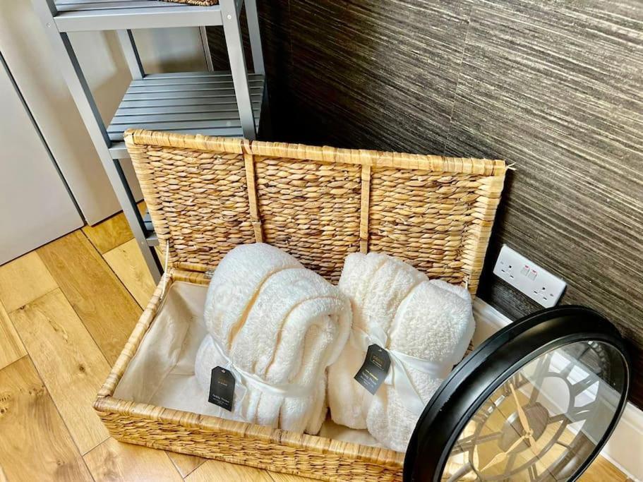 Lovely Two Bed Flat Londra Esterno foto