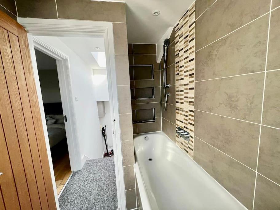 Lovely Two Bed Flat Londra Esterno foto